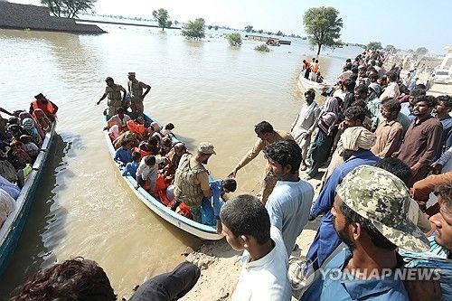 구조보트로 대피하는 파키스탄 펀자브주 이재민들