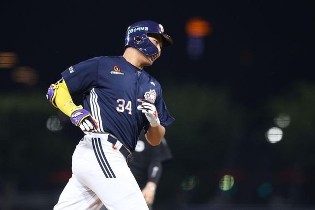 4회 연타석 1점 홈런을 때린 두산의 홍성호