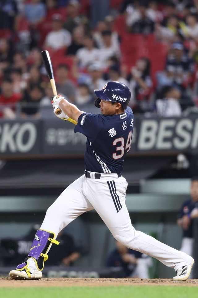 4회 솔로홈런 때리는 두산의 홍성호