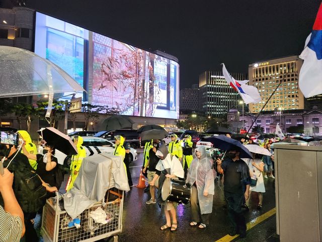 행진하는 집회 참가자들