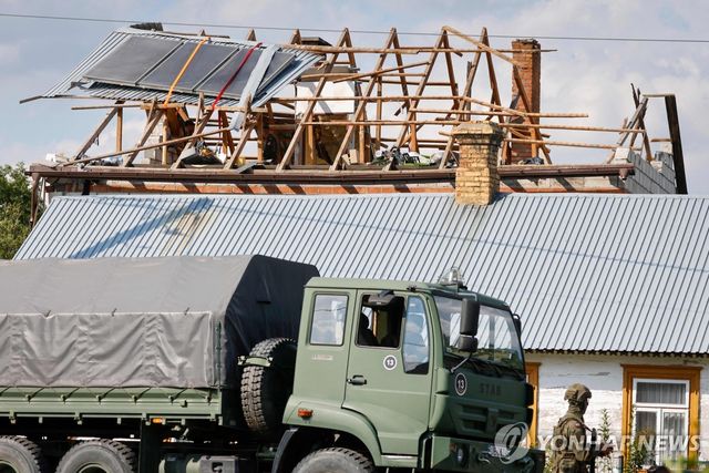 격추된 러시아 드론 파편이 떨어진 폴란드의 한 주택