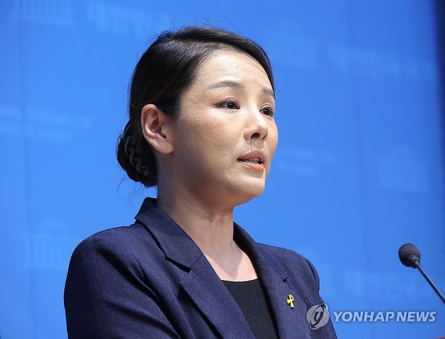 조국혁신당 강미정 대변인, 당내 성비위 의혹 밝히며 탈당