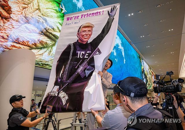 '구금 국민' 귀국 입국장서 퍼포먼스 하는 이제석 광고연구소 대표