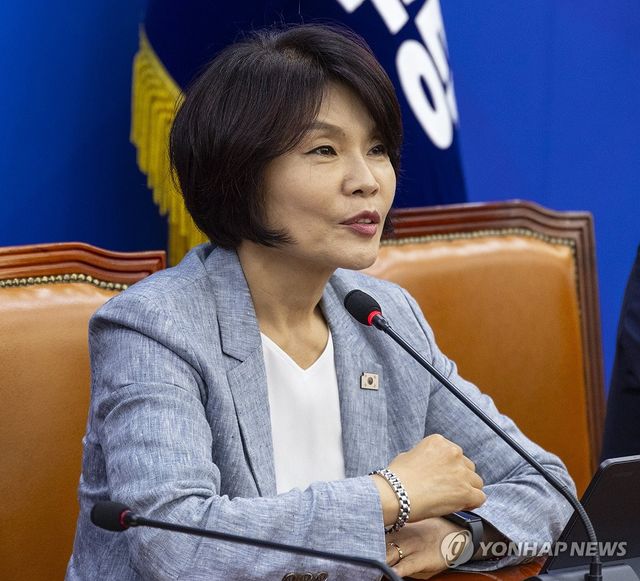 정책조정회의에서 발언하는 한정애 정책위의장