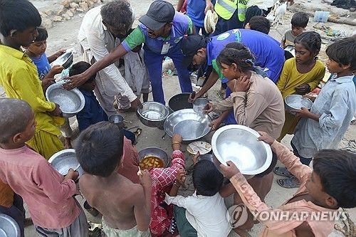 음식 지원받는 파키스탄 이재민들