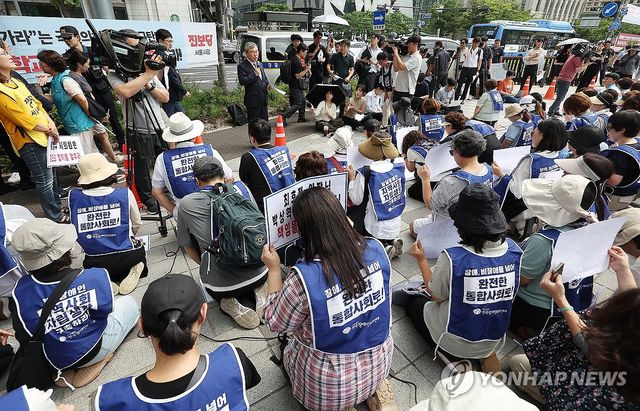 특수학교 학부모들 앞에서 발언하는 정근식 교육감