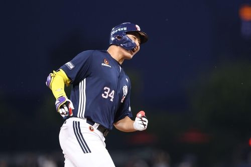 데뷔 후 첫 홈런을 터뜨린 두산의 홍성호