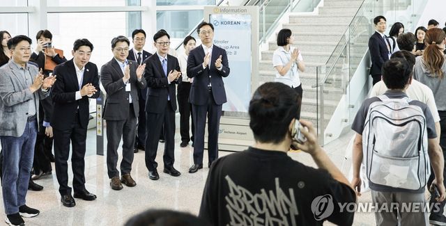 근로자 맞이하는 강훈식 비서실장