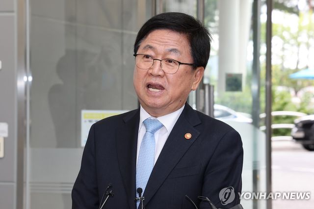 교육부 첫 출근 소감 밝히는 최교진 장관