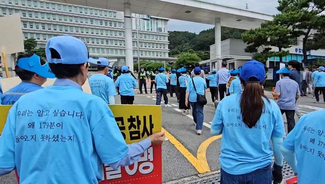 전남경찰청사 진입하려는 12·29 제주항공 유가족들