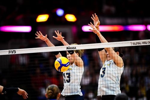 블로킹하는 일본의 시마무라(오른쪽 3번)