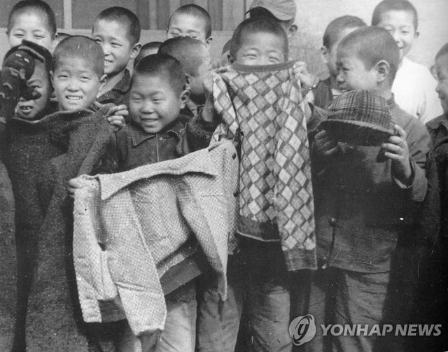 1952년 옷가지를 선물 받고 즐거워하는 보육원 아이들