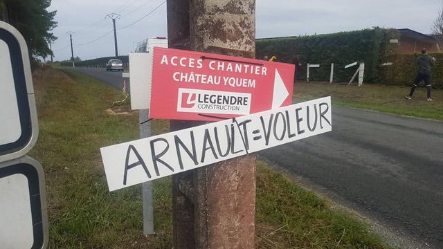 '아르노=도둑'이라고 적힌 팻말