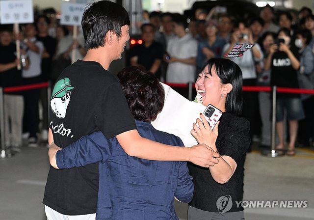 가족 만난 한국인 근로자