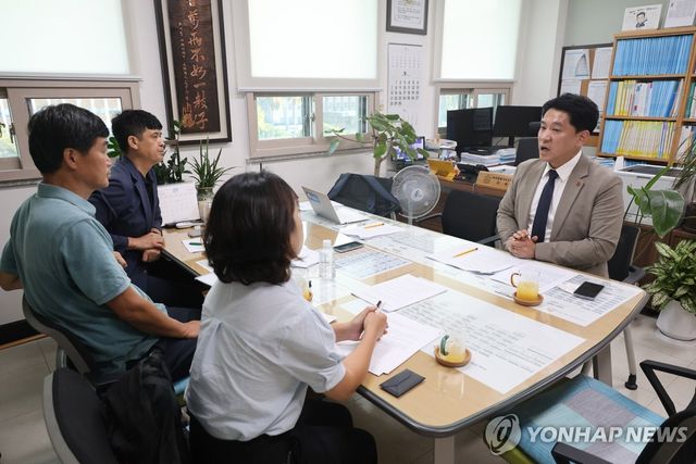 연합뉴스 '해안사구 보존 위한 간담회'(사진 정면 한권 제주도의회 의원)