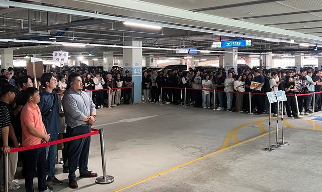 귀국하는 근로자 기다리는 가족들