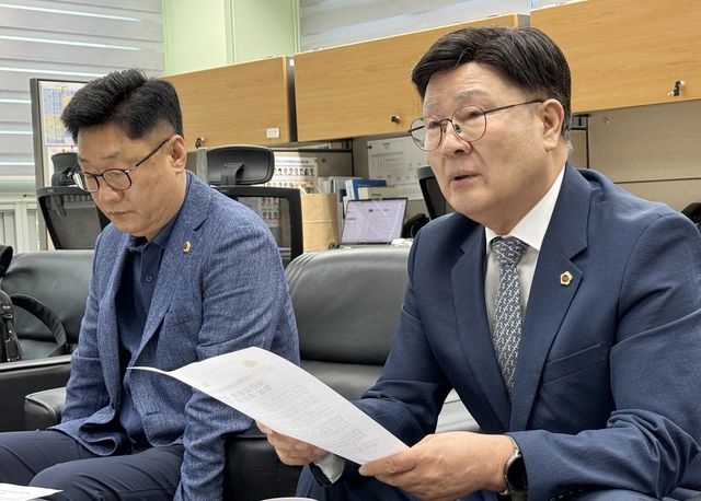 입장문 발표하는 문승우(오른쪽) 전북특별자치도의회 의장