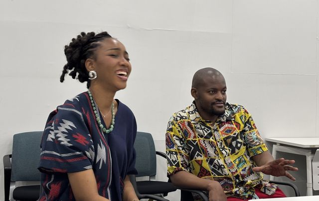 연합뉴스와 인터뷰하는 라두마 응쏘콜로 씨(오른쪽)와 플로렌티나 아구 씨