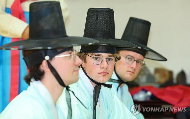 선비 차림 차(茶) 예절교육 받는 외국인 대학생들