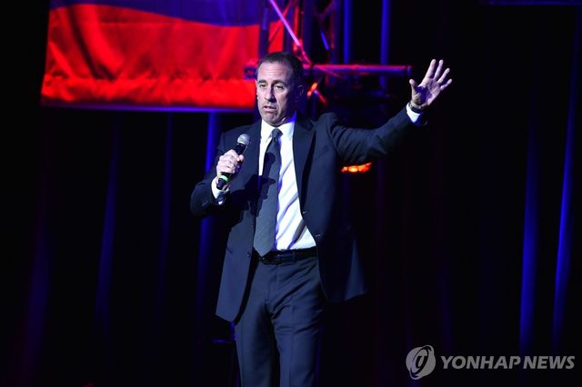 공연 중인 제리 사인펠드(2016년 11월1일)