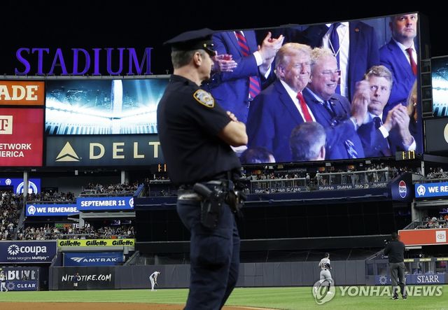 뉴욕 양키스 홈경기를 관람하는 도널드 트럼프 미국 대통령