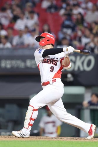 타격하는 KIA의 윤도현 