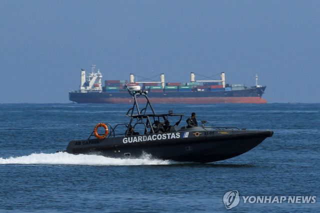 11일(현지시간) 카리브해 연안을 순찰하는 베네수엘라 해군 소속 해안경비정.[로이터=연합뉴스. 재판매 및 DB 금지]