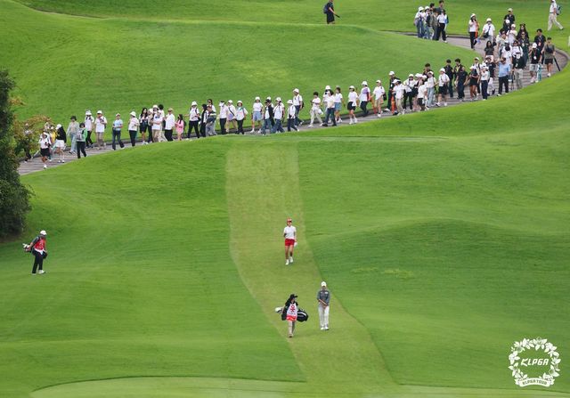 박성현을 따라다니며 응원하는 팬클럽 회원들.