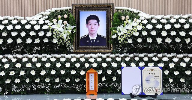 갯벌 고립 노인에 구명조끼 벗어주고 숨진 해경 이재석 경장 빈소