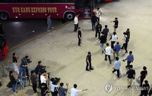 버스에 탑승하는 한국인 근로자들