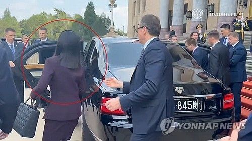 김여정, 김정은-푸틴과 한 차량에 탑승