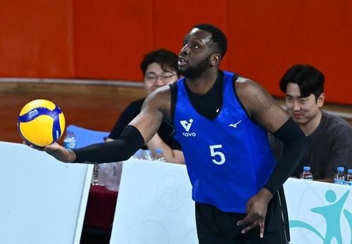 서브 준비하는 한국전력의 외국인 거포 베논