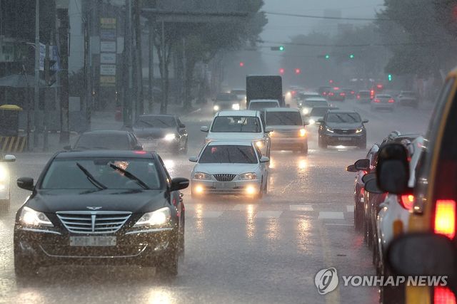 밤사이 집중호우…경기남부·충남·전북엔 '시간당 50㎜ 안팎'