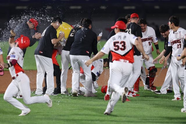 9회말 끝내기 안타 후 축하 물 세례받는 KIA의 김선빈 