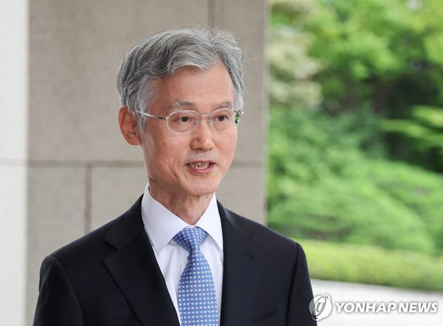 취재진 질문에 답하는 조희대 대법원장