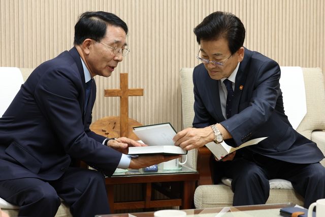 정동영 통일부 장관, 김종생 한국기독교교회협의회 총무 예방