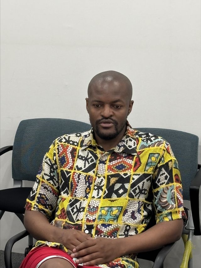 연합뉴스와 인터뷰하는 남아공 패션 브랜드 '마코사' 디자이너 라두마 응쏘콜로