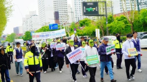 고아산업 중단을 요구하며 시위를 벌이는 고아권익연대 회원들