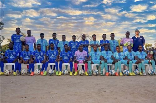 후원받은 유니폼과 축구화 신은 '치주물루 유나이티드' 선수들