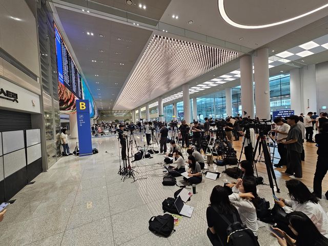 인천공항 입국장에 집결한 언론 매체들