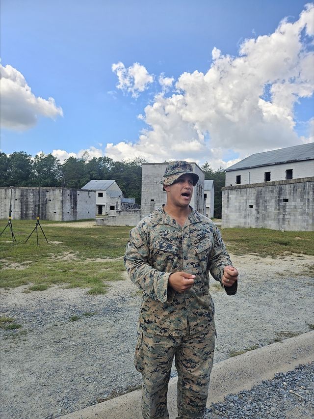 시가전 훈련 설명하는 美해병 장교