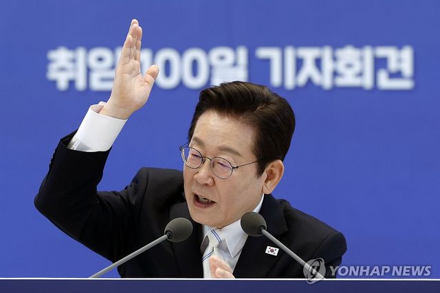 취재진 질문에 답하는 이재명 대통령