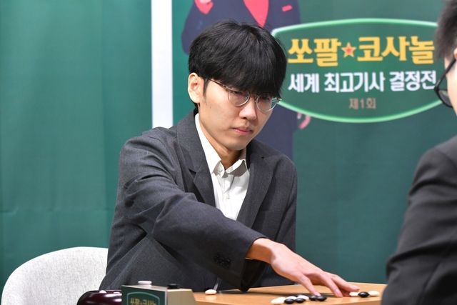 신진서 9단이 쏘팔코사놀 초대 챔피언에 올랐다.