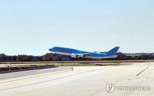 한국으로 향하는 석방 근로자 탑승 전세기