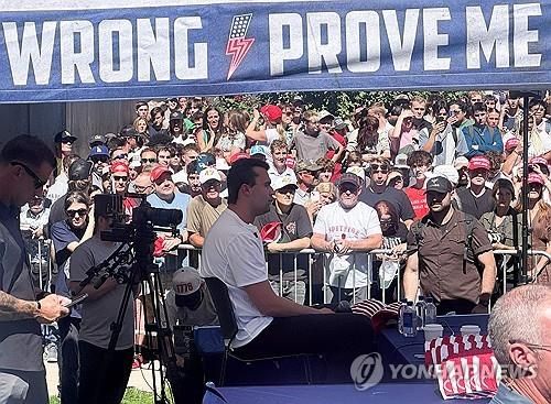 지난 10일 유타밸리대학에서 찰리 커크가 암살당하기 전의 모습 