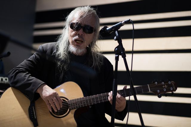 밴드 들국화 40주년 콘서트를 앞두고 연습 중인 전인권