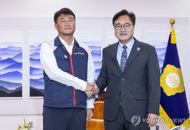 민주노총 위원장과 악수하는 우원식 국회의장