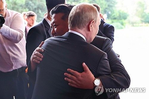 푸틴과 포옹하는 김정은