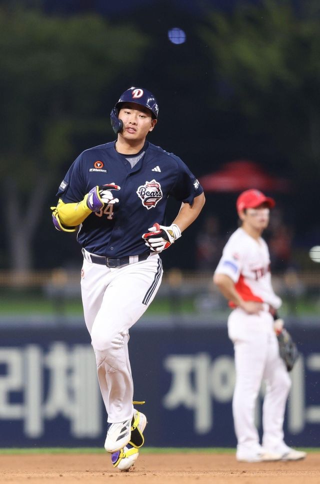 2회 홈런 치고 들어오는 두산 홍성호