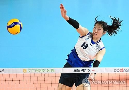 공격하는 현대건설의 정지윤